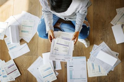 Woman managing the debt Woman managing the debt