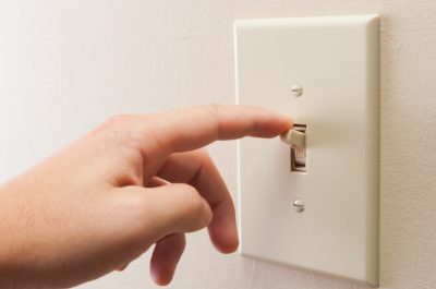 istock_-_hand-turning-wall-light-switch-off-picture-id484990556_-_twitter istock_-_hand-turning-wall-light-switch-off-picture-id484990556_-_twitter